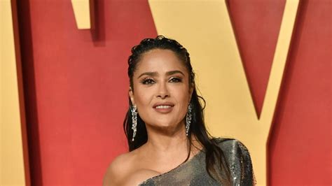 las tetas de salma hayek|Salma Hayek impresiona con apariencia totalmente rejuvenecida